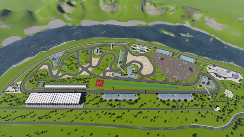 Luftaufnahme eines modernen Motorsport-Komplexes bei Ulcinj, Montenegro - perfekte Lage für Investments, Firmengründung und Auswanderung. ekosphere-estate.me ist Ihr Experte vor Ort für Beratung, Immobilien und Aufenthaltstitel. Ein Projekt der ekosphere doo.