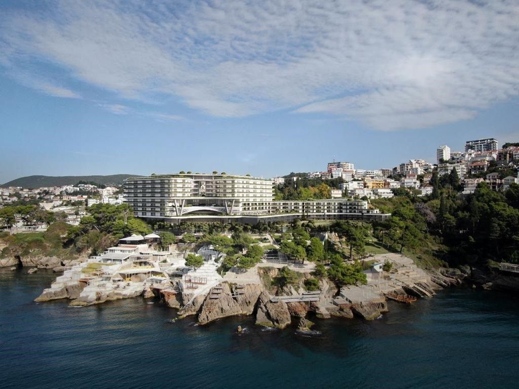Hotel an der K&uuml;ste von Ulcinj als visuelle Einordnung zum Thema Standortvorteile in Montenegro